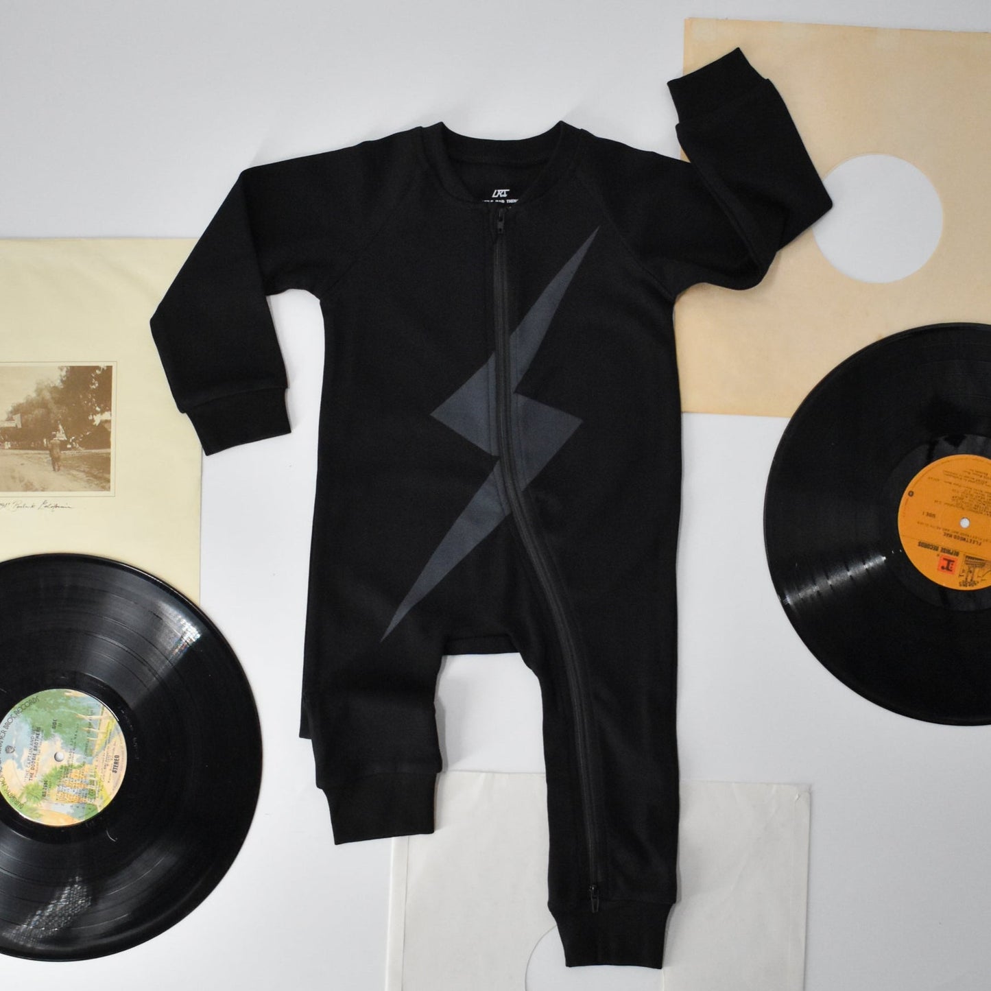 THE THUNDERSTRUCK SLEEPER - BLACK